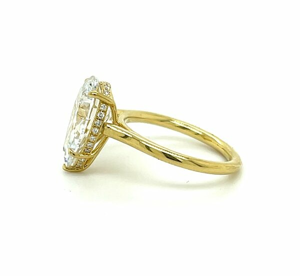 Pear-Shaped Engagement Ring in Yellow Gold Engagement Rings 3