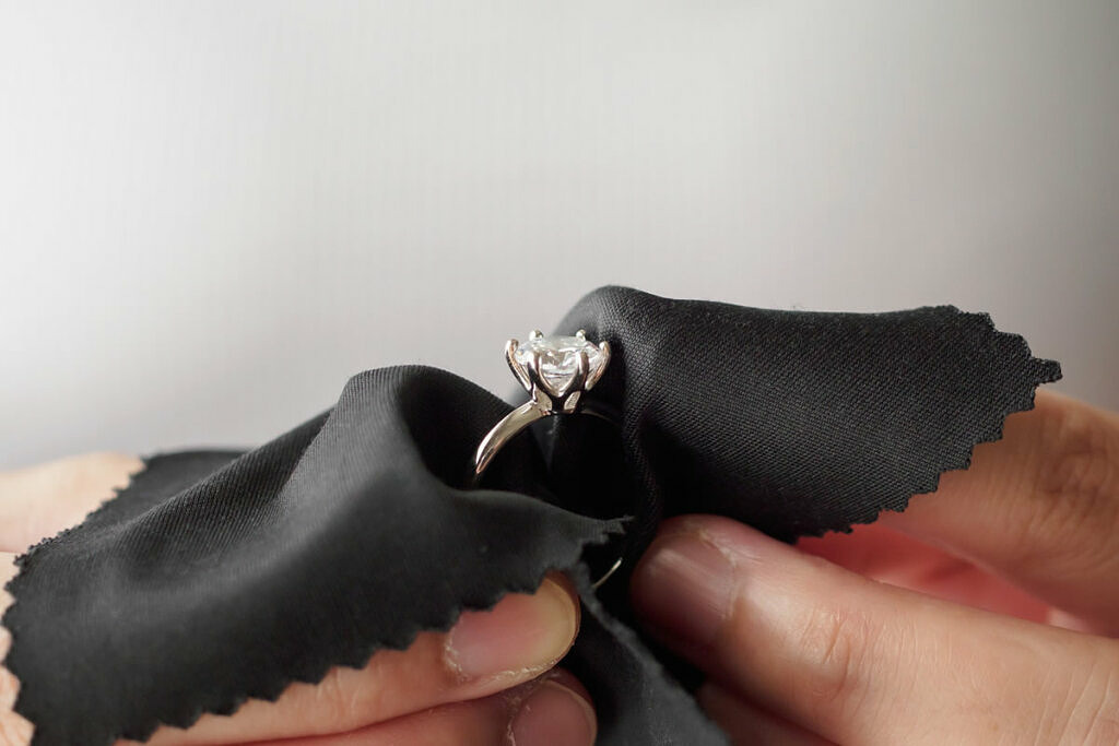 How to Clean a Diamond Ring? - Peter Norman