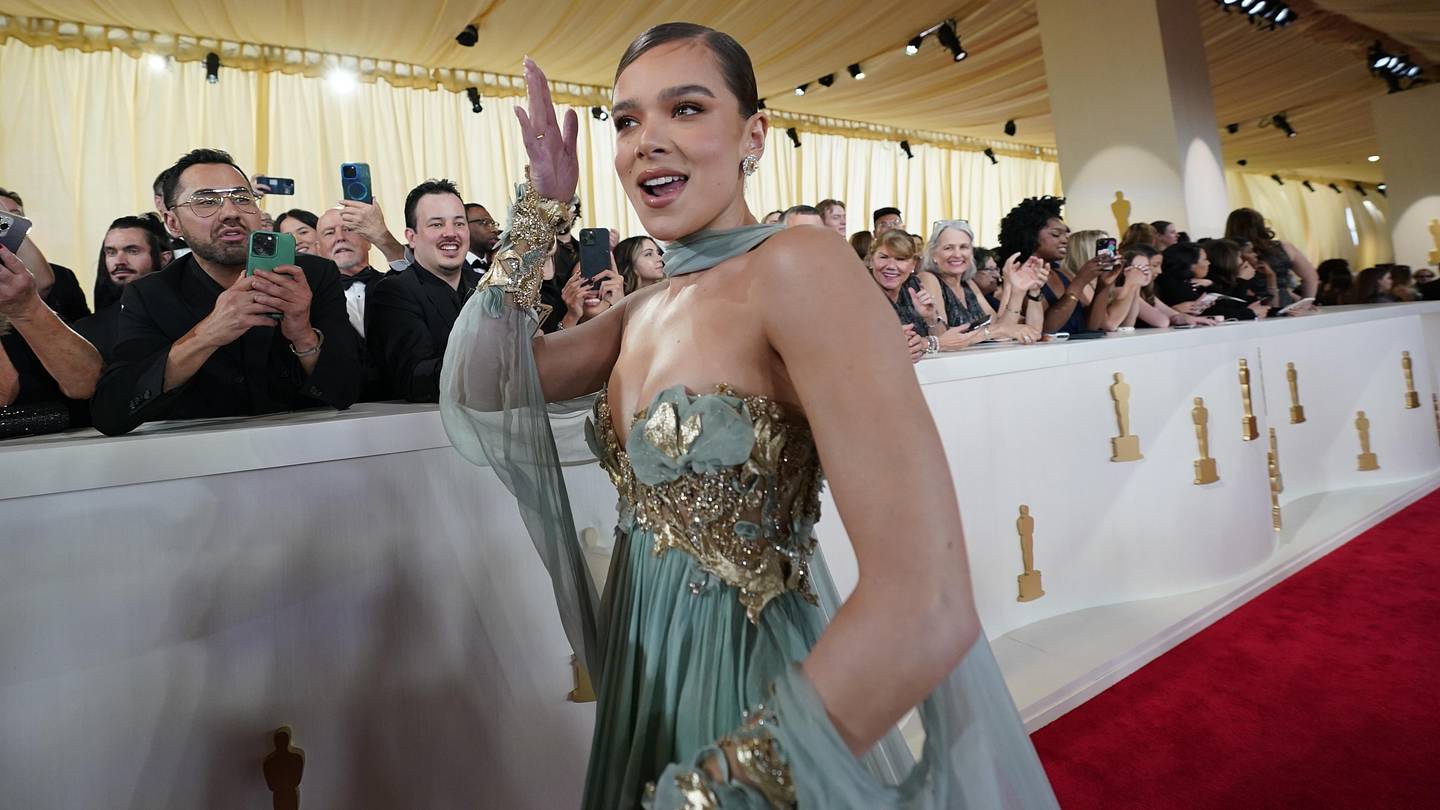 Hailee Steinfeld and Josh Allen engagement ring
