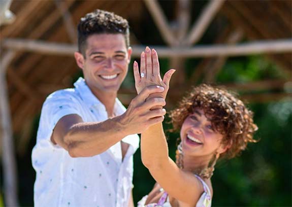 Sarah Hyland and Wells Adams engagement ring